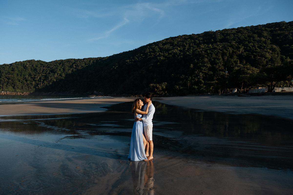 Ensaio pré-wedding na praia do Guaiúba no Guarujá de Letícia e Thomas por Anderson Crepaldi Fotografia