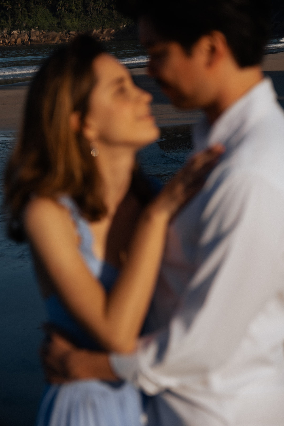 Ensaio pré-wedding na praia do Guaiúba no Guarujá de Letícia e Thomas por Anderson Crepaldi Fotografia