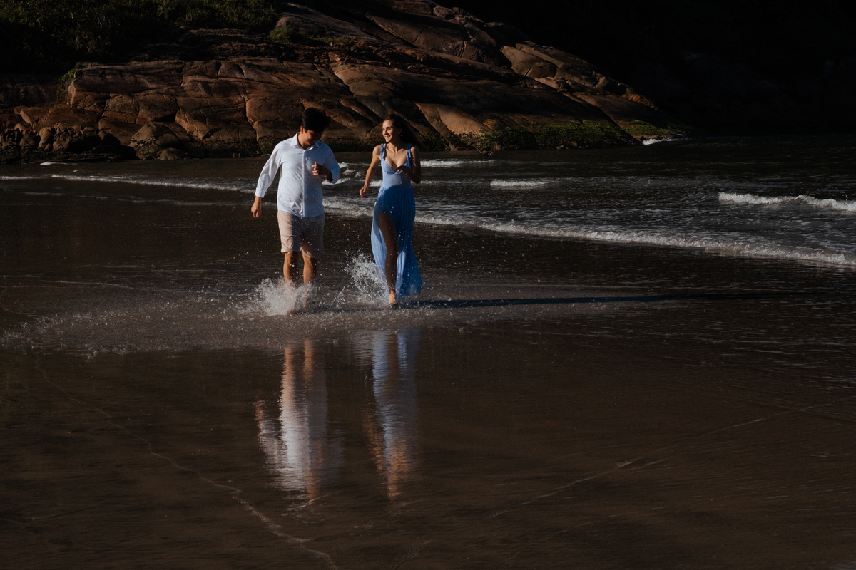 Ensaio pré-wedding na praia do Guaiúba no Guarujá de Letícia e Thomas por Anderson Crepaldi Fotografia