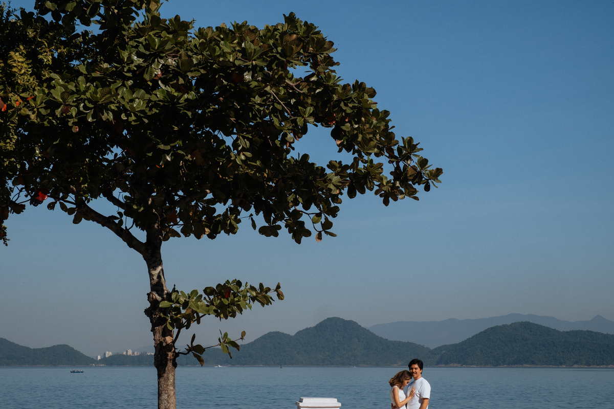 Ensaio pré-wedding na praia do Guaiúba no Guarujá de Letícia e Thomas por Anderson Crepaldi Fotografia