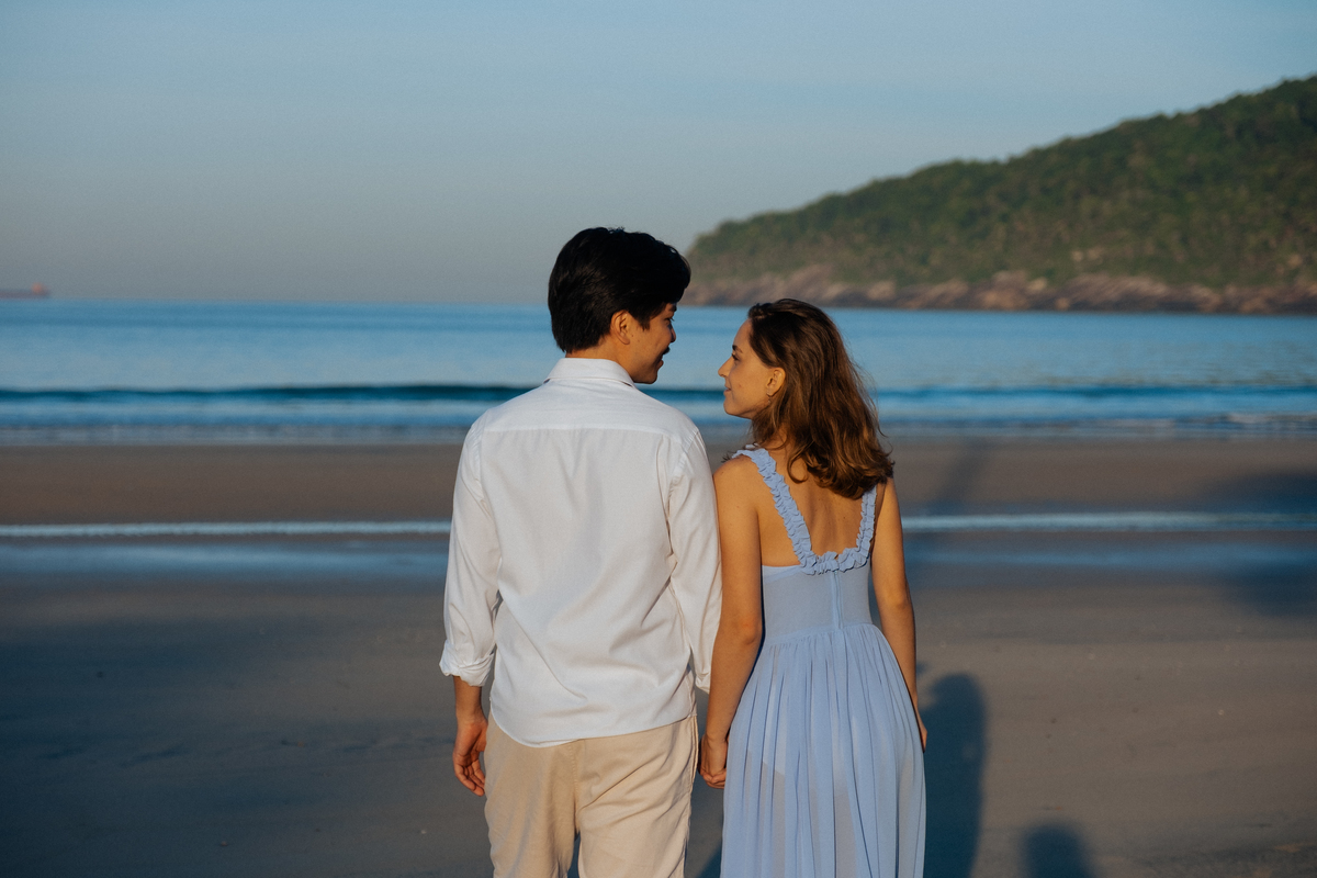 Ensaio pré-wedding na praia do Guaiúba no Guarujá de Letícia e Thomas por Anderson Crepaldi Fotografia