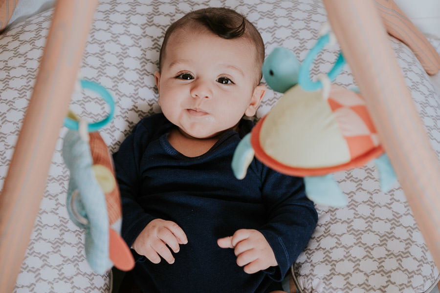 Ensaio fotográfico lifestyle em casa do Diogo com três meses por Anderson Crepaldi Fotografia