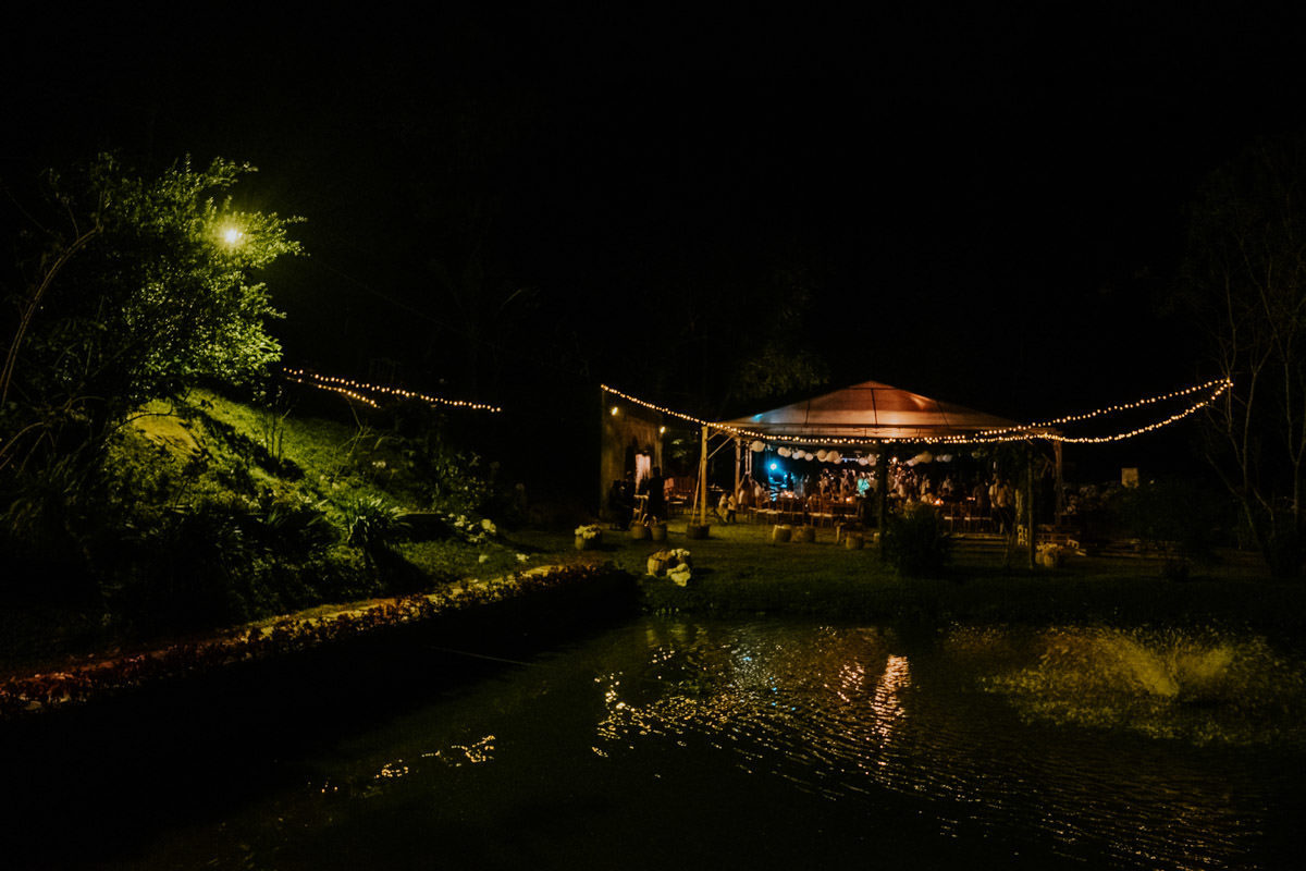 Casamento realizado em casa no estilo DIY Kamila e Paulo com buffet vegetariano