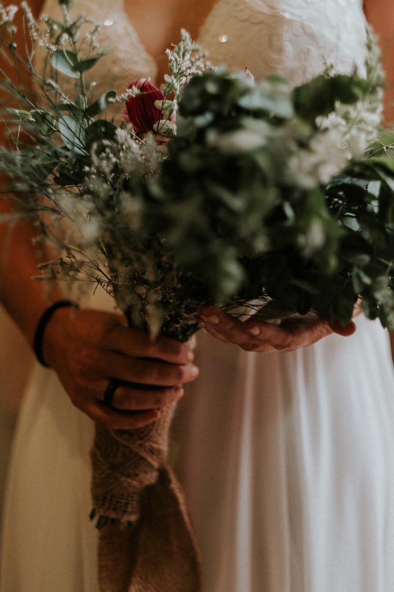 Casamento realizado em casa no estilo DIY Kamila e Paulo com buffet vegetariano