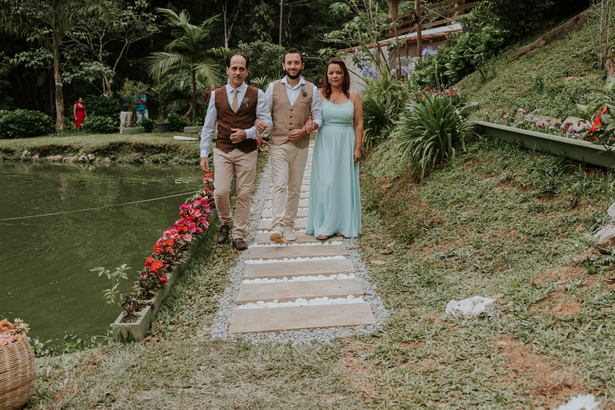 Casamento realizado em casa no estilo DIY Kamila e Paulo com buffet vegetariano