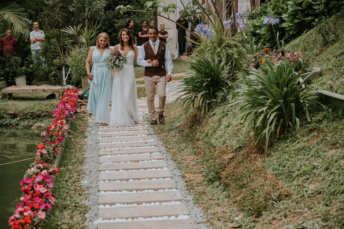 Casamento realizado em casa no estilo DIY Kamila e Paulo com buffet vegetariano