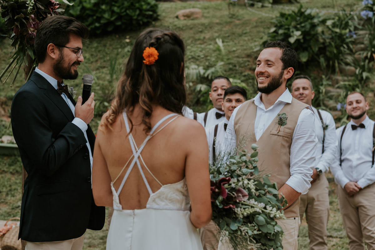 Casamento realizado em casa no estilo DIY Kamila e Paulo com buffet vegetariano