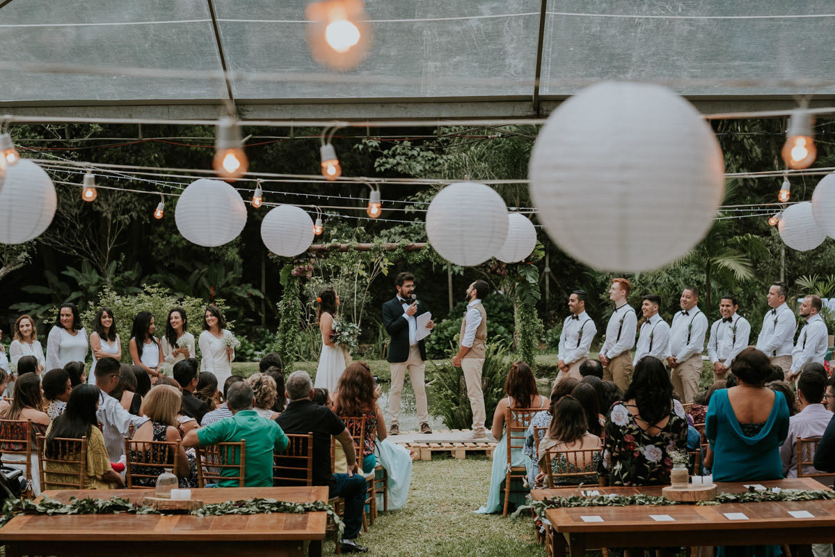 Casamento realizado em casa no estilo DIY Kamila e Paulo com buffet vegetariano