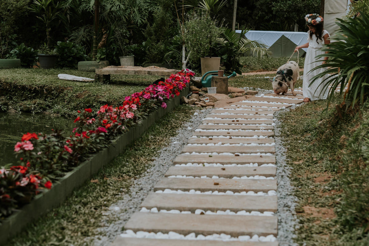 Casamento realizado em casa no estilo DIY Kamila e Paulo com buffet vegetariano