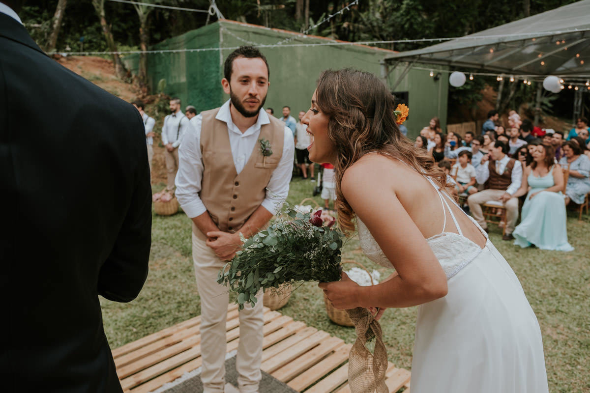 Casamento realizado em casa no estilo DIY Kamila e Paulo com buffet vegetariano