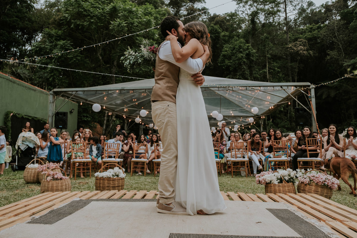 Casamento realizado em casa no estilo DIY Kamila e Paulo com buffet vegetariano