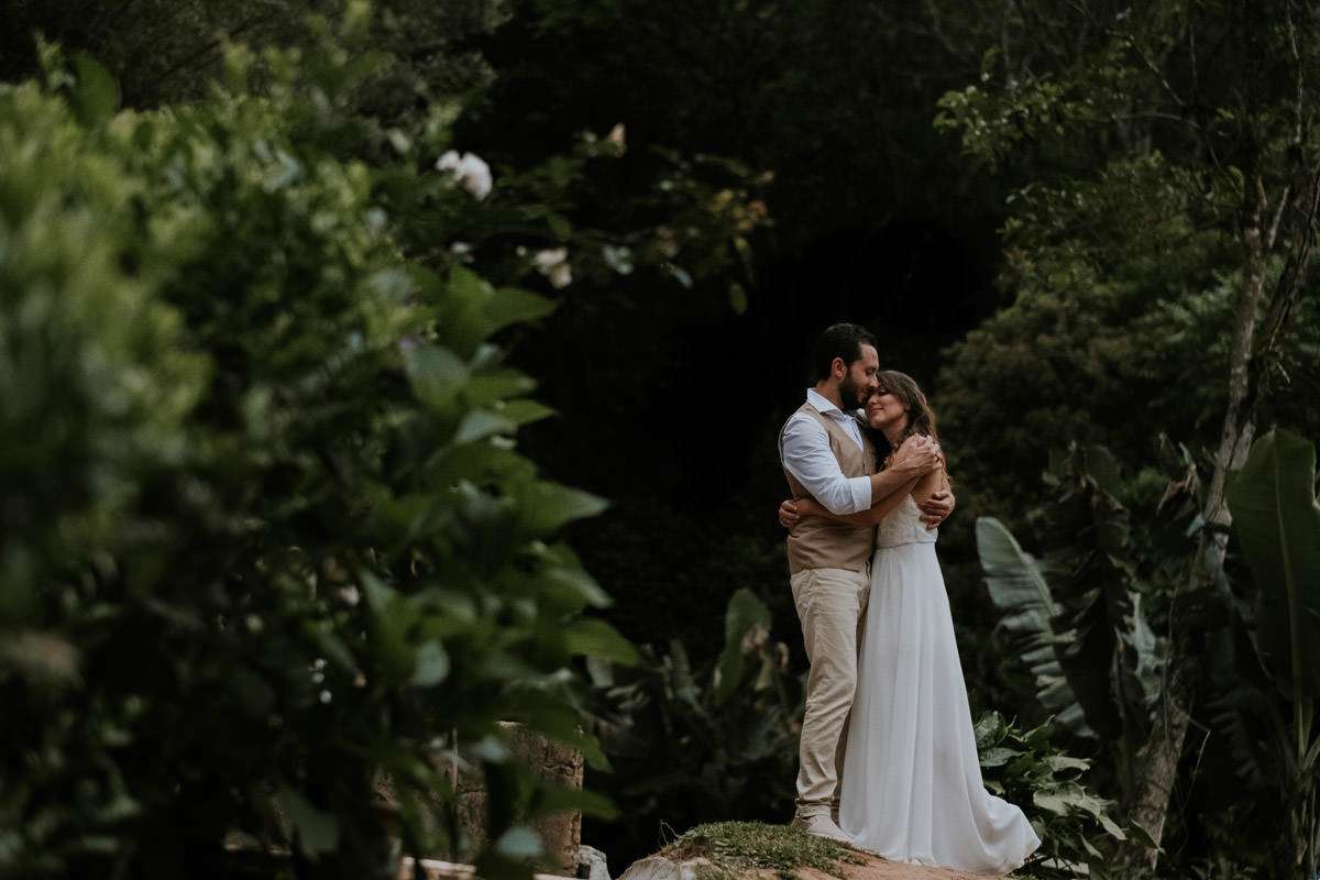 Casamento realizado em casa no estilo DIY Kamila e Paulo com buffet vegetariano