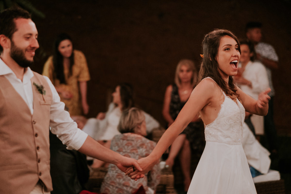 Casamento realizado em casa no estilo DIY Kamila e Paulo com buffet vegetariano