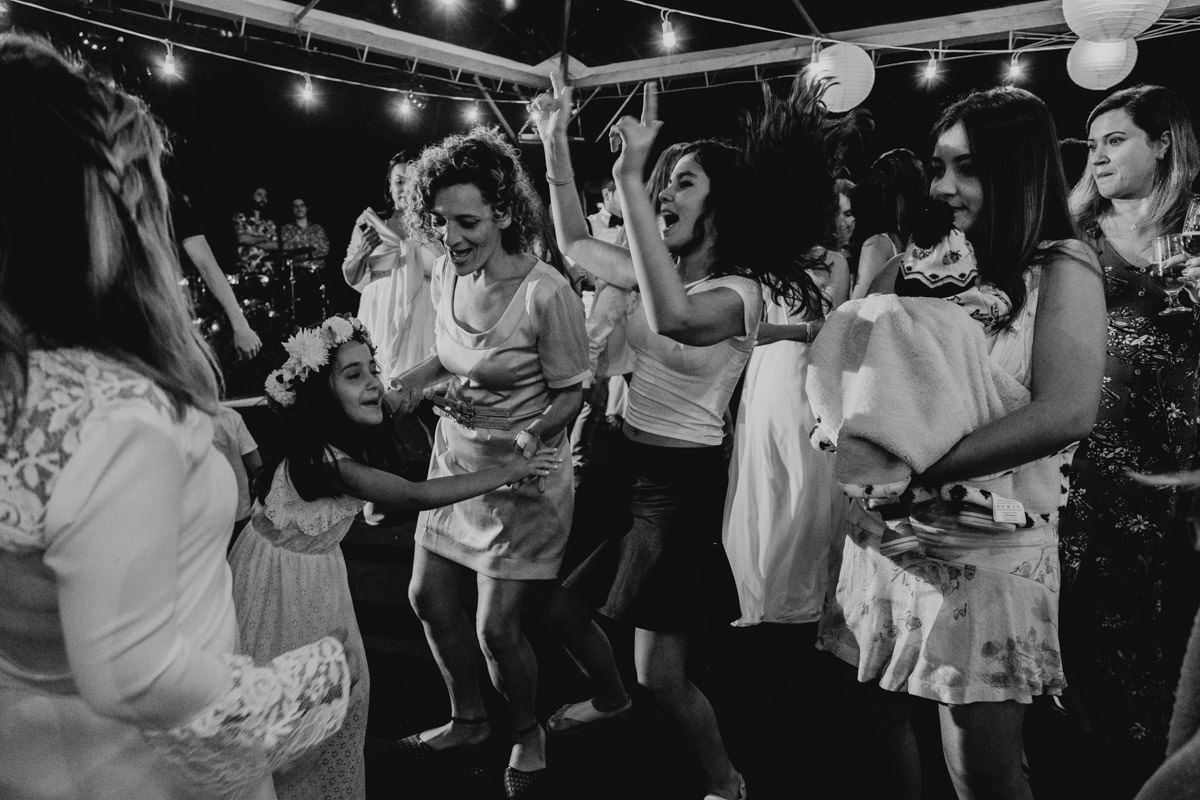 Casamento realizado em casa no estilo DIY Kamila e Paulo com buffet vegetariano