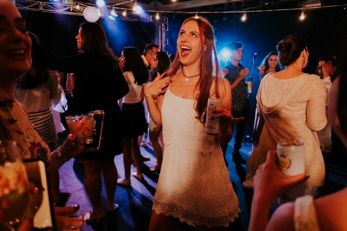 Casamento realizado em casa no estilo DIY Kamila e Paulo com buffet vegetariano