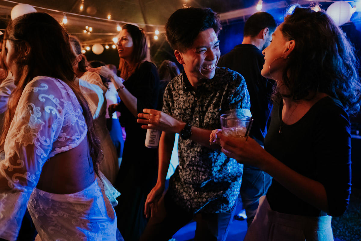 Casamento realizado em casa no estilo DIY Kamila e Paulo com buffet vegetariano