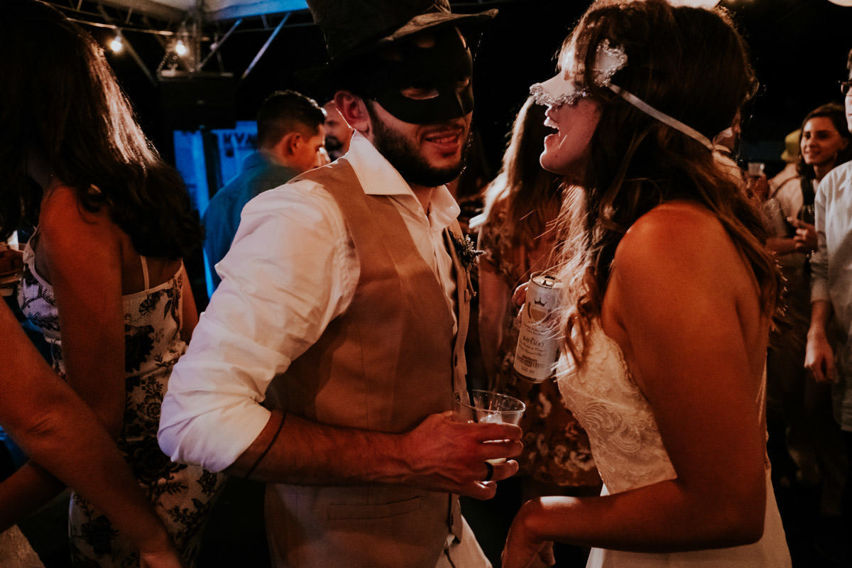 Casamento realizado em casa no estilo DIY Kamila e Paulo com buffet vegetariano