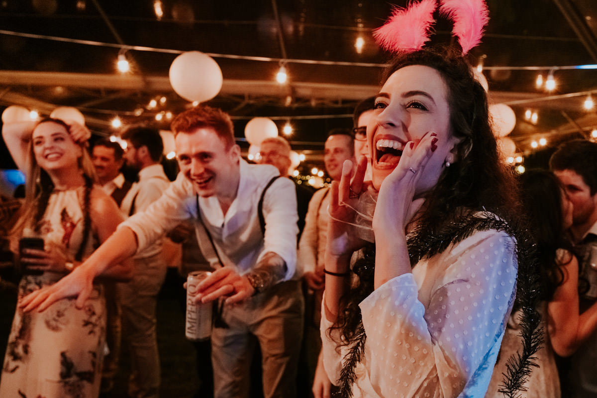 Casamento realizado em casa no estilo DIY Kamila e Paulo com buffet vegetariano