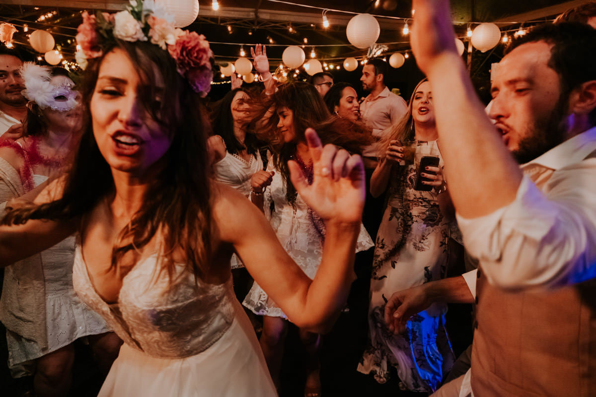 Casamento realizado em casa no estilo DIY Kamila e Paulo com buffet vegetariano