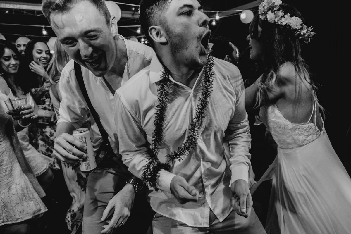 Casamento realizado em casa no estilo DIY Kamila e Paulo com buffet vegetariano