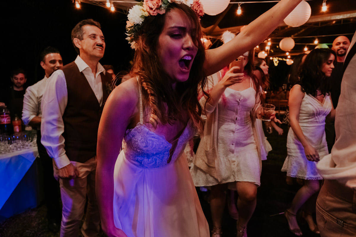 Casamento realizado em casa no estilo DIY Kamila e Paulo com buffet vegetariano