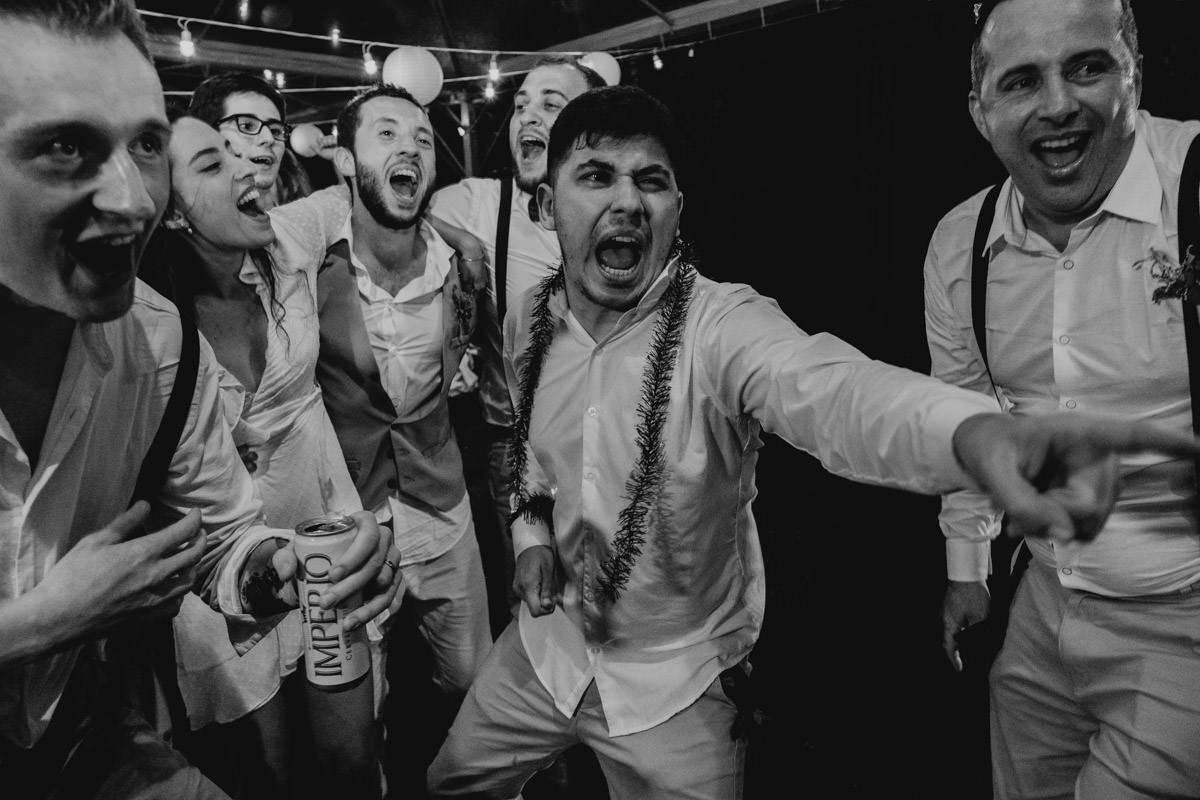 Casamento realizado em casa no estilo DIY Kamila e Paulo com buffet vegetariano