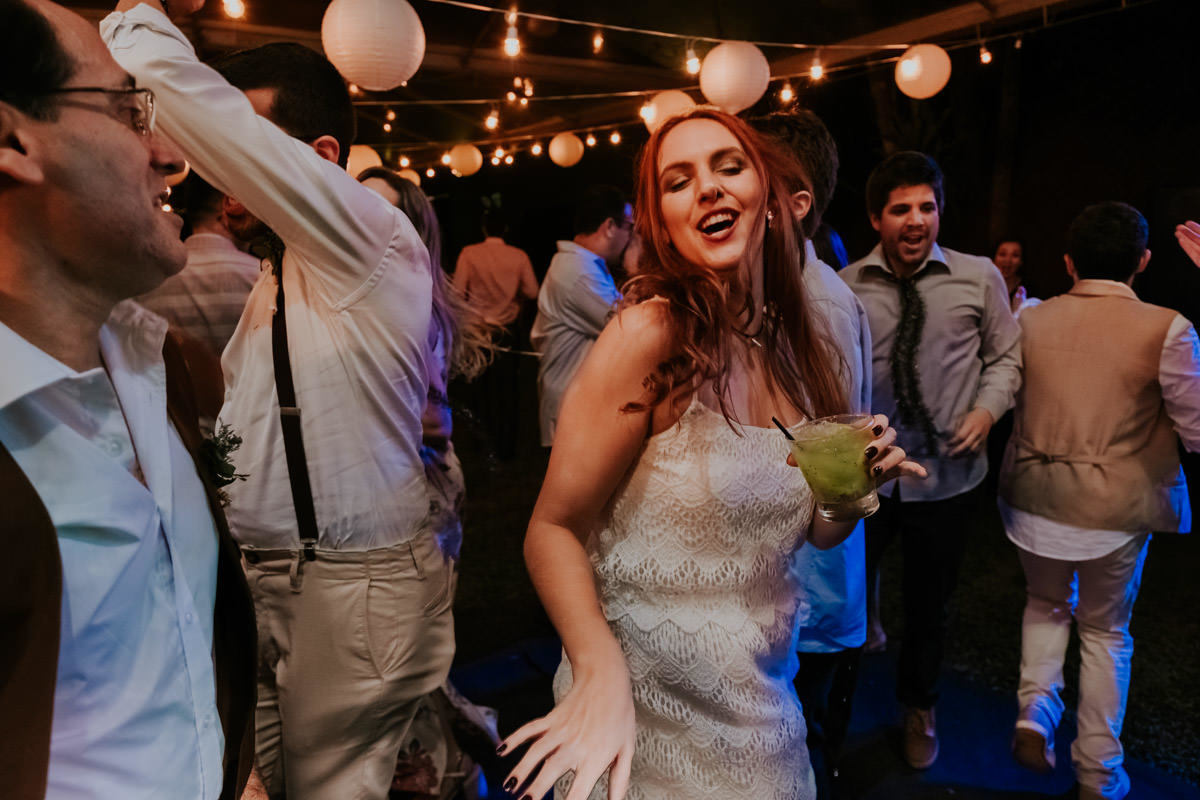 Casamento realizado em casa no estilo DIY Kamila e Paulo com buffet vegetariano
