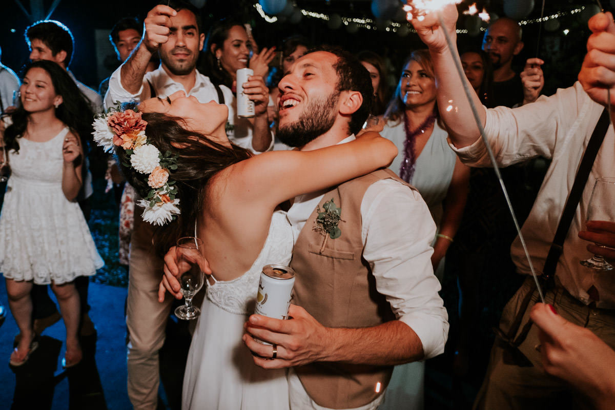 Casamento realizado em casa no estilo DIY Kamila e Paulo com buffet vegetariano