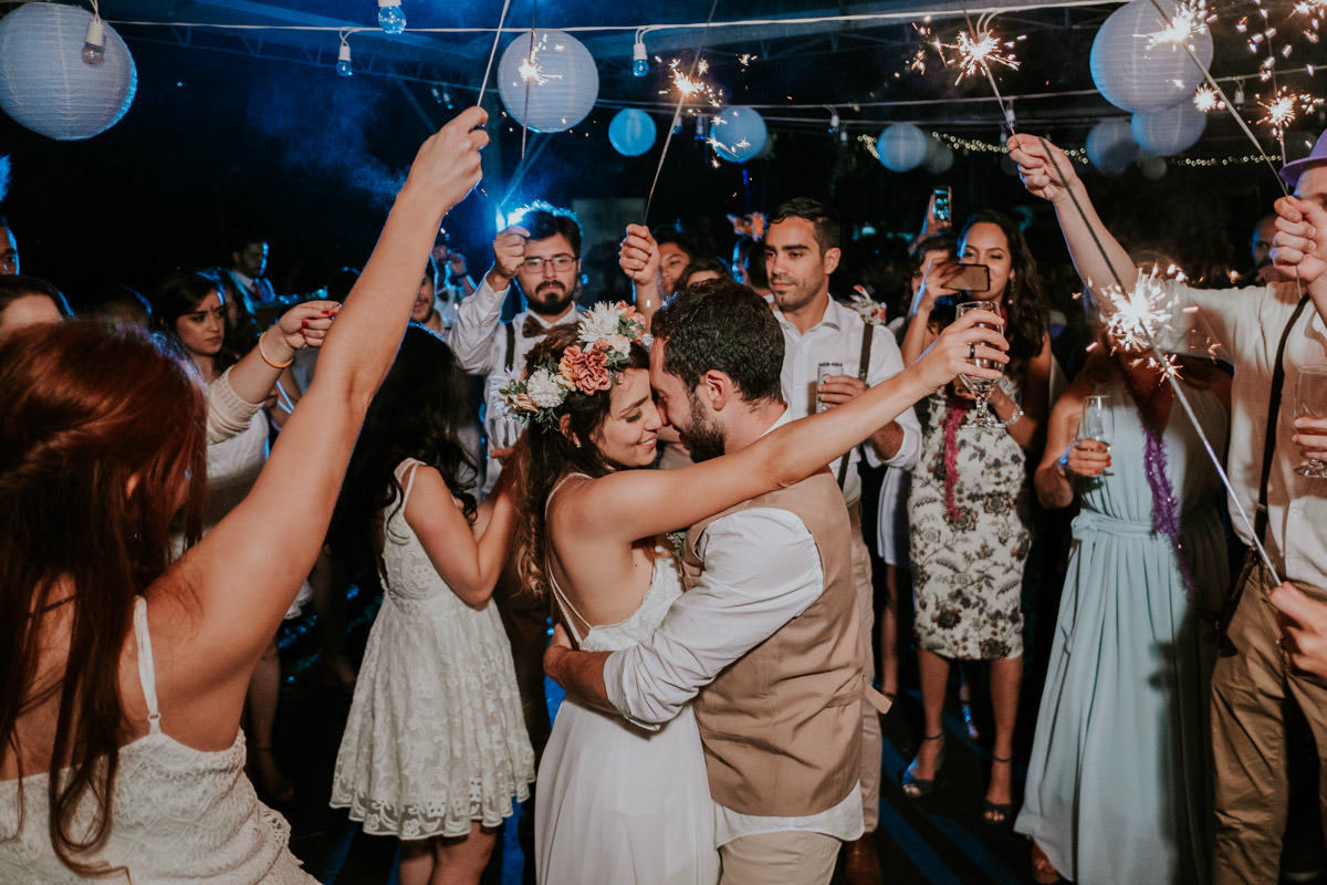 Casamento realizado em casa no estilo DIY Kamila e Paulo com buffet vegetariano