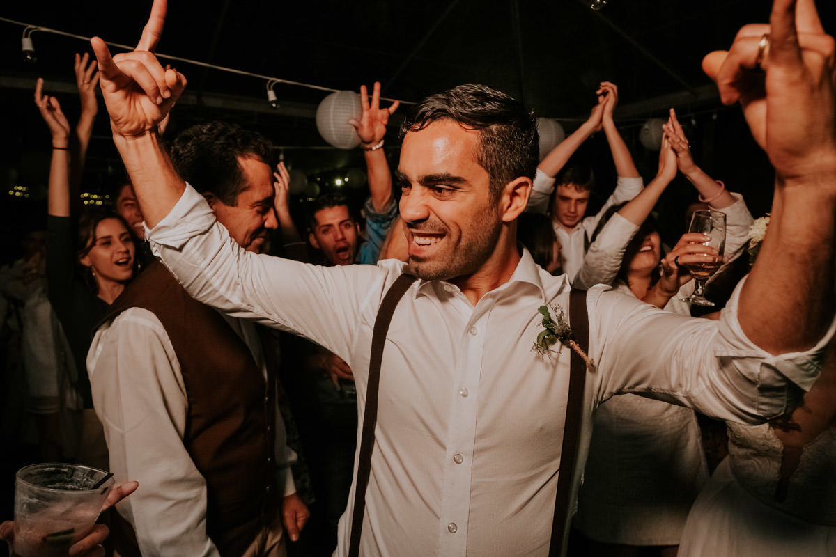 Casamento realizado em casa no estilo DIY Kamila e Paulo com buffet vegetariano