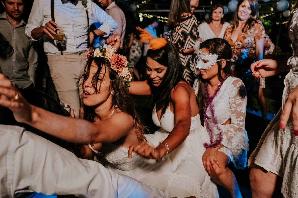 Casamento realizado em casa no estilo DIY Kamila e Paulo com buffet vegetariano