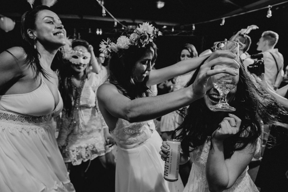 Casamento realizado em casa no estilo DIY Kamila e Paulo com buffet vegetariano