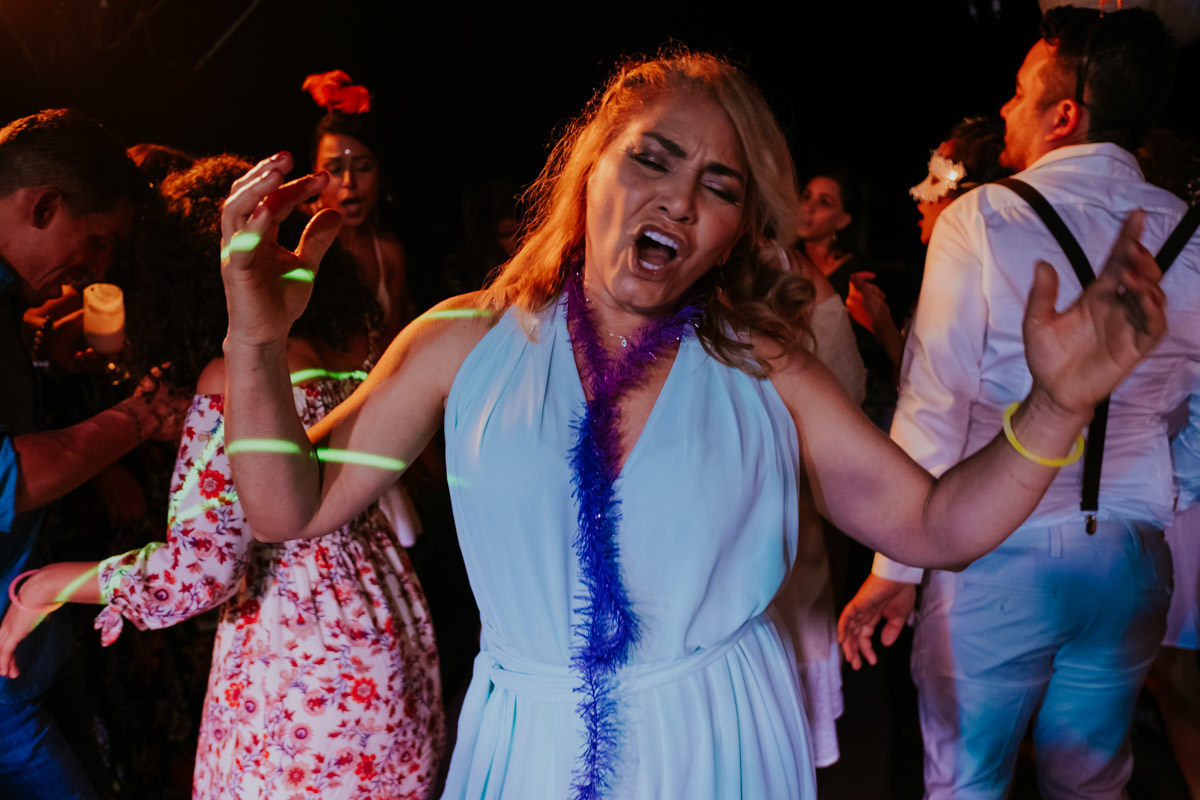 Casamento realizado em casa no estilo DIY Kamila e Paulo com buffet vegetariano