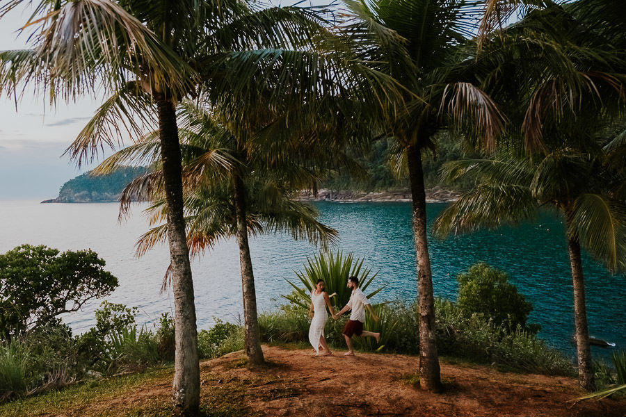 Ensaio fotográfico pré-wedding de Ingrid e Eric na Praia das Calhetas em São Sebastião por Anderson Crepaldi, fotógrafo de casamento em São Paulo SP