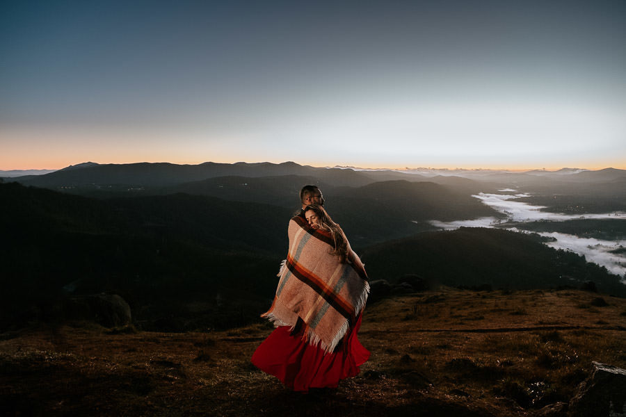 Ensaio fotográfico de Bianca e Samir no nascer do sol no Pico do Olho D'água, em Mairiporã por Anderson Crepaldi, fotógrafo de casamento em São Paulo SP