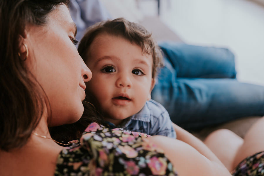 Acompanhamento fotográfico lifestyle dos nove meses do Diogo em casa por Anderson Crepaldi Fotografia