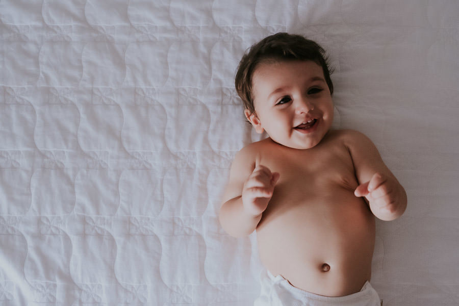 Acompanhamento fotográfico lifestyle dos nove meses do Diogo em casa por Anderson Crepaldi Fotografia