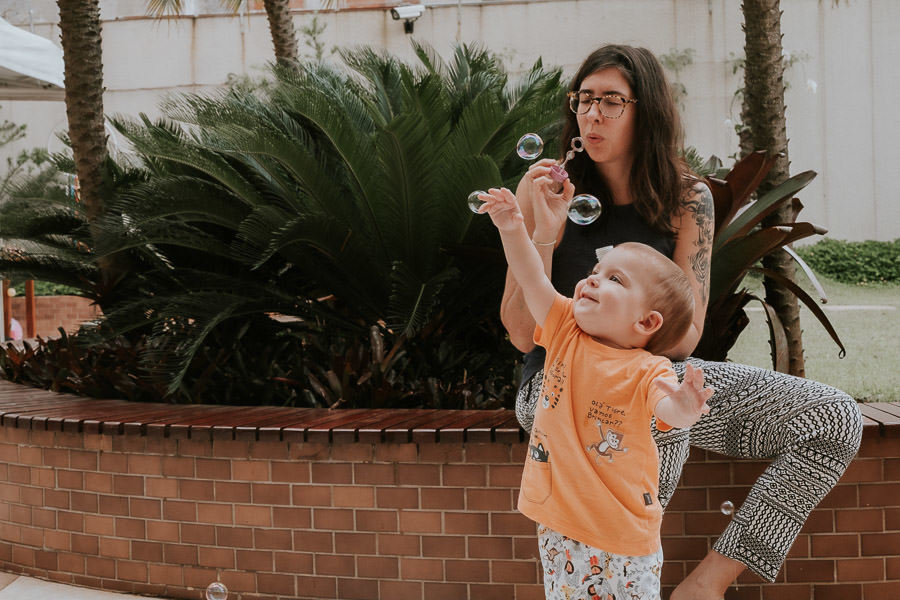 FESTA DE ANIVERSARIO MINIMALISTA DA ALICE EM CASA COM TEMA FITAS E ARCOS POR ANDERSON CREPALDI FOTOGRAFIA
