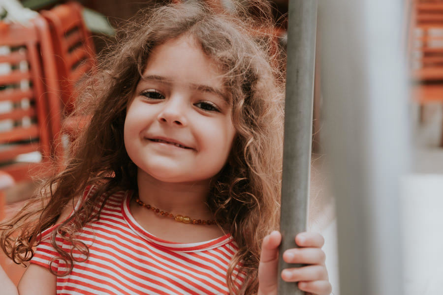 FESTA DE ANIVERSARIO MINIMALISTA DA ALICE EM CASA COM TEMA FITAS E ARCOS POR ANDERSON CREPALDI FOTOGRAFIA