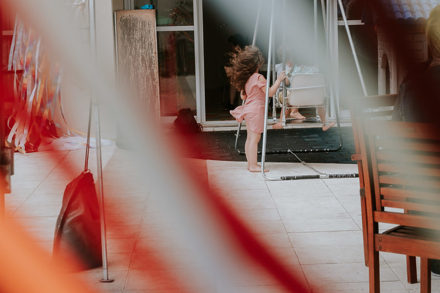 FESTA DE ANIVERSARIO MINIMALISTA DA ALICE EM CASA COM TEMA FITAS E ARCOS POR ANDERSON CREPALDI FOTOGRAFIA