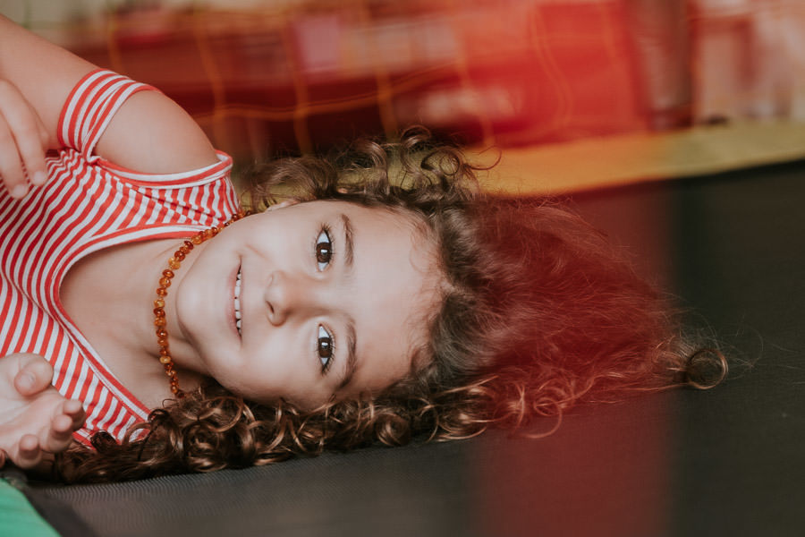 FESTA DE ANIVERSARIO MINIMALISTA DA ALICE EM CASA COM TEMA FITAS E ARCOS POR ANDERSON CREPALDI FOTOGRAFIA