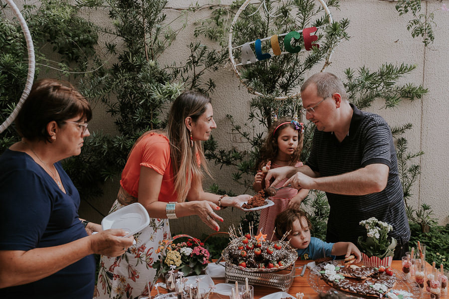 FESTA DE ANIVERSARIO MINIMALISTA DA ALICE EM CASA COM TEMA FITAS E ARCOS POR ANDERSON CREPALDI FOTOGRAFIA