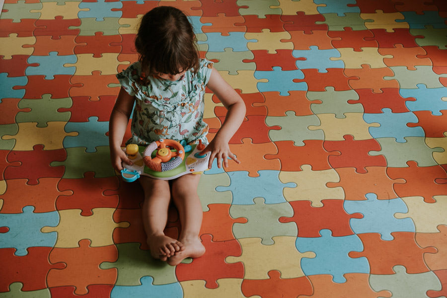 FESTA DE ANIVERSARIO MINIMALISTA DA ALICE EM CASA COM TEMA FITAS E ARCOS POR ANDERSON CREPALDI FOTOGRAFIA