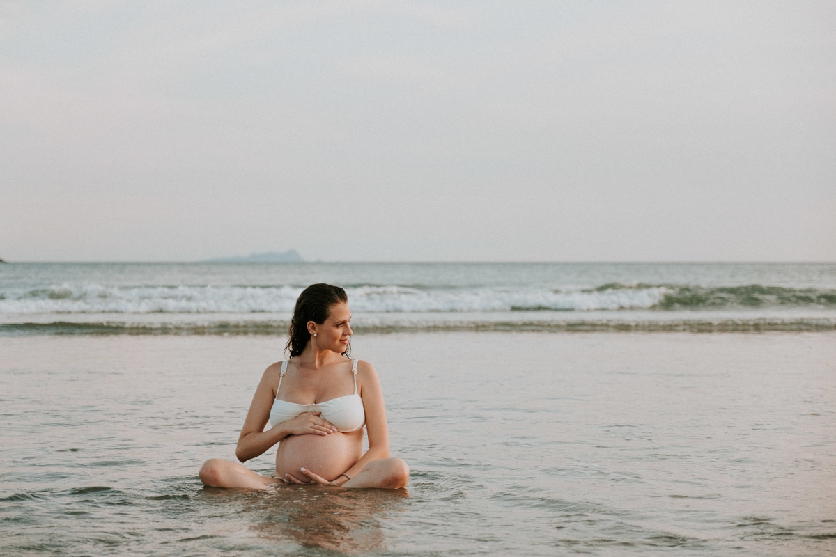 Ensaio Gestante Thalita na praia do Camburizinho em São Sebastião por Anderson Crepaldi Fotografia 