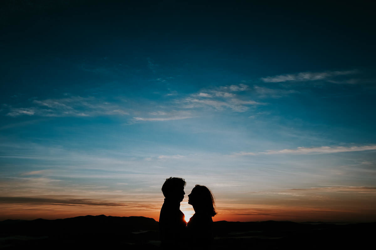 Ensaio pré-wedding no nascer do sol de Larissa e James no Pico do Olho D'água em Mairiporã por Anderson Crepaldi, fotógrafo de casamento em São Paulo SP