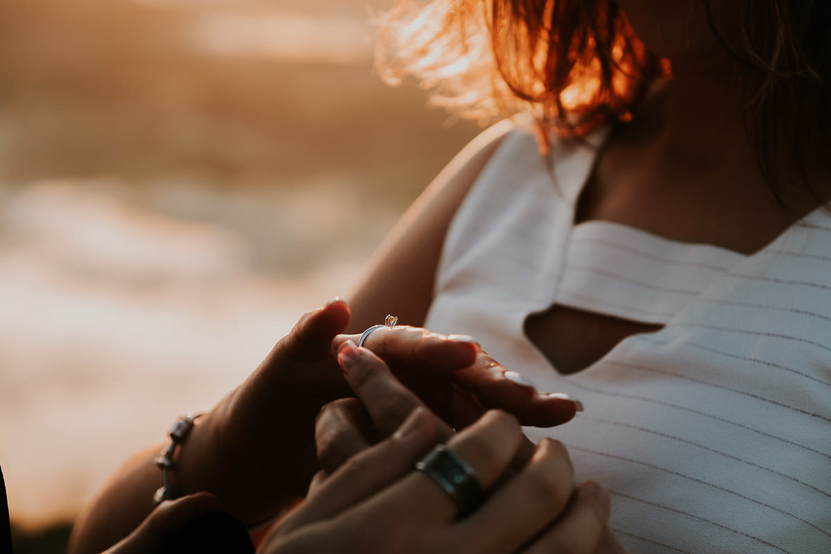 Ensaio pré-wedding no nascer do sol de Larissa e James no Pico do Olho D'água em Mairiporã por Anderson Crepaldi, fotógrafo de casamento em São Paulo SP