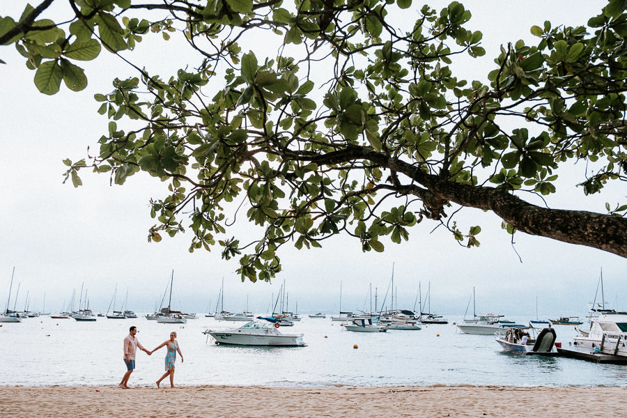 Ensaio na praia de Roberta e Eric no Maison Joly Hotel, em Ilhabela por Anderson Crepaldi Fotografia