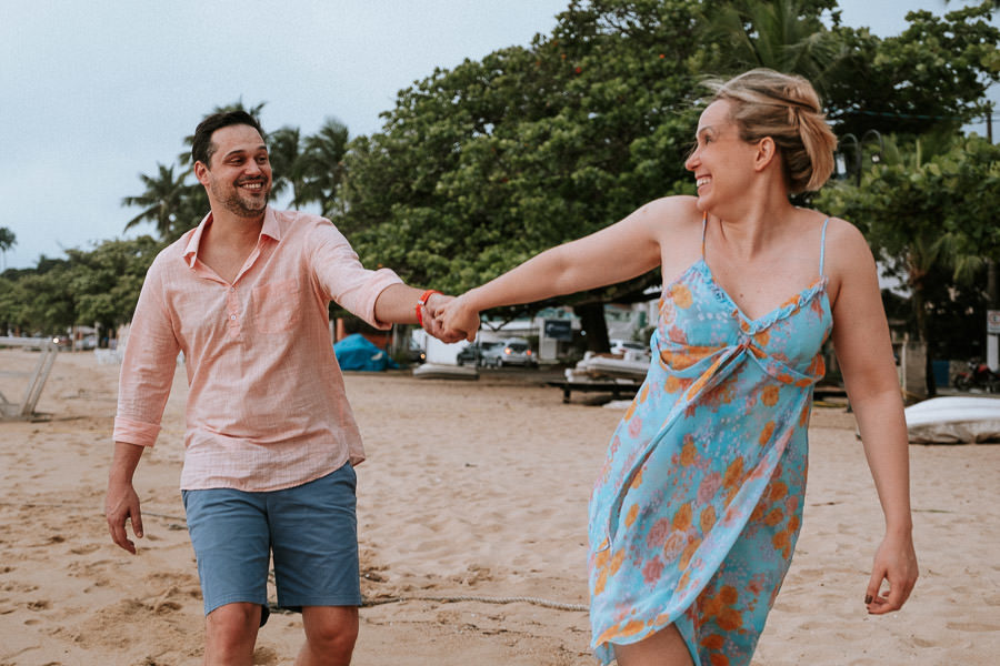 Ensaio na praia de Roberta e Eric no Maison Joly Hotel, em Ilhabela por Anderson Crepaldi Fotografia