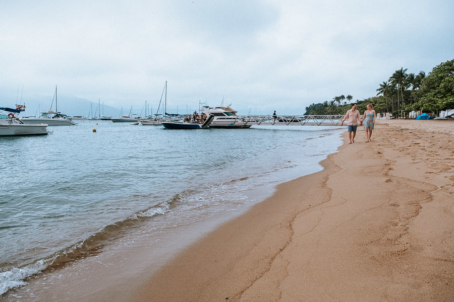 Ensaio na praia de Roberta e Eric no Maison Joly Hotel, em Ilhabela por Anderson Crepaldi Fotografia