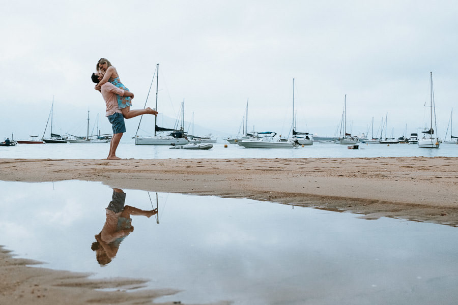 Ensaio na praia de Roberta e Eric no Maison Joly Hotel, em Ilhabela por Anderson Crepaldi Fotografia
